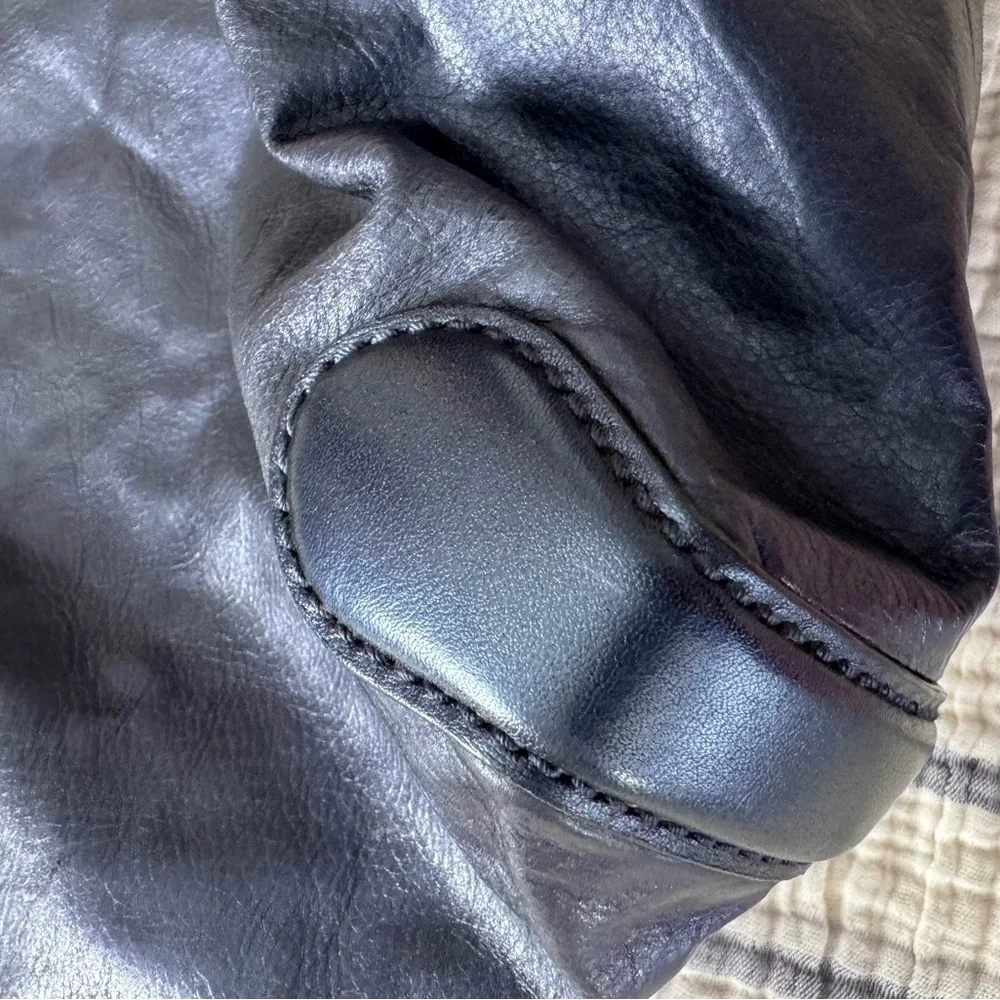 Gucci Metallic Leather Galaxy Chain Hobo
Size: 14.50" (L) x 5.00" (W) x 10 - Picture 13 of 16